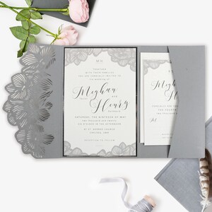 Luxuriöse Hochzeitseinladungen graue Einladungen RSVP Karte Silber Tascheneinladungen Lasergeschnittene Hochzeit Orchidee Laser Cut Pocket
