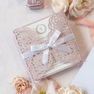 Invitations roses pour cartes de baptême de mariage avec découpe laser de personnalisation