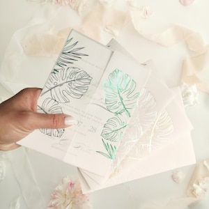 Goldfolie Monstera Vellum Wrap für 5x7 Karte, Tropische Vellum Jacke, Strandhochzeit, Geburtstagsfeier, Geätzte Monstera Grüne Folienprägung