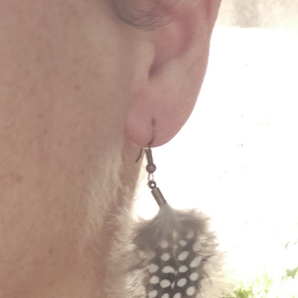 Mono boucle d'oreille plume de pintade