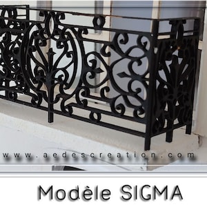 Puede incluir: Barandilla de balcón de metal negro con un diseño decorativo y ornamentado. La barandilla está unida a una pared blanca. El texto "www.aedescreation.com" y "Modèle SIGMA" es visible debajo de la barandilla.