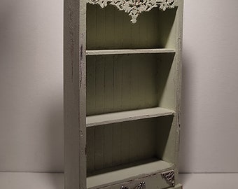 Bücherregal-Bausatz mit Schublade 1/12 – Puppenhaus-Sammlung
