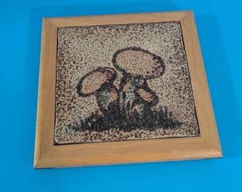 Salvamanteles vintage de setas de mediados de siglo - Fabricado en Italia, madera y azulejo.