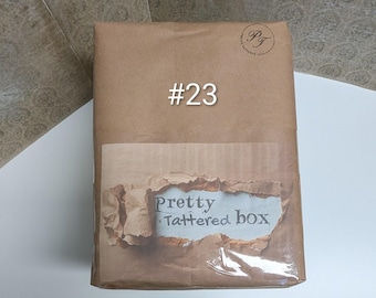 Scatola 23 - Lotto di 17 articoli per il fai da te, 9 timbri a inchiostro, 3 tamponi d'inchiostro, set di 6 sfumini, tessuto vintage da sacco di farina, cerchio da ricamo e 2 sorprese