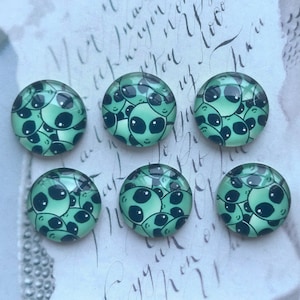 Aliens Cabochon,Halloween Aliens Foto Glas Cabochons 10mm 12mm 14mm 16mm 18mm 20mm 25mm 30mm 35mm 40mm Glaskuppel Kamee-R18174
