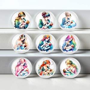 Puede incluir: Nueve imanes redondos de vidrio con ilustraciones de acuarela de madres amamantando a sus bebés. Cada imán muestra una madre y un bebé diferentes, con variaciones en el color del cabello, la ropa y los detalles del fondo. La obra de arte tiene una paleta de colores suaves y pastel.