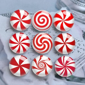 Puede incluir: Nueve cabujones circulares dispuestos en una cuadrícula de tres por tres, cada uno con un patrón distintivo de remolino de menta en rojo y blanco. Las superficies lisas y brillantes de estas piezas decorativas muestran espirales en rojo y blanco.