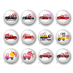 Puede incluir: Una colección de doce diseños con temática de San Valentín en cabujones de vidrio transparente y redondo. Los diseños presentan camiones, vehículos de construcción y la frase "I DIG YOU", todos decorados con detalles en forma de corazón. Los camiones son de varios colores, incluyendo negro, rojo y rosa.