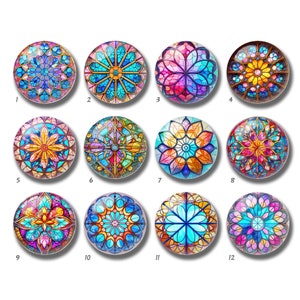 Op de afbeelding: Twaalf ronde glas-in-loodontwerpen met verschillende kleuren en patronen. De ontwerpen bevatten geometrische vormen, bloemen en andere abstracte patronen.