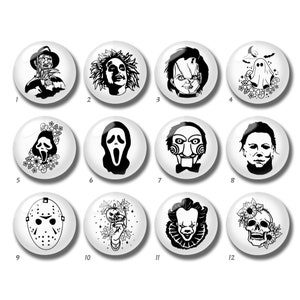 Könnte beinhalten: Eine Sammlung von zwölf weißen, runden dekorativen Knöpfen mit schwarz-weißen Illustrationen von Horrorfilmfiguren und Halloween-Motiven. Die Knöpfe zeigen Bilder von Freddy Krueger, Beetlejuice, Chucky, einem Geist und einem Totenkopf.