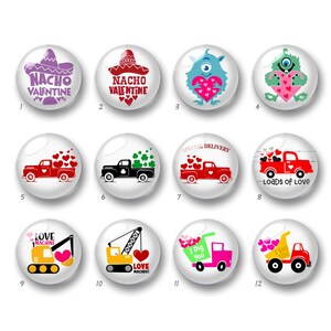 Puede incluir: Una colección de doce cabujones redondos de vidrio con varios diseños temáticos del Día de San Valentín. Los diseños incluyen camiones, monstruos, sombreros y vehículos de construcción, cada uno con corazones y texto.