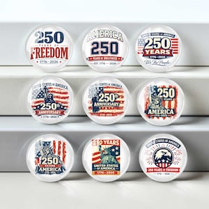 Könnte beinhalten: Neun runde Glasmagnete mit patriotischen Designs. Jeder Magnet zeigt den Text "250 Years" und "United States of America" mit Bildern der amerikanischen Flagge, der Freiheitsstatue und eines Adlers. Die Jahre 1776-2026 sind ebenfalls abgebildet.