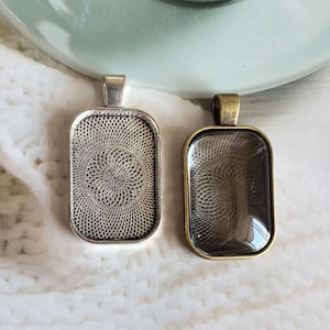 10個 20 x 30 mm ペンダントトレイ、ラウンドアッジ長方形ペンダントブランク、ガラスカメオベースセッティング、長方形ベゼルカップ、ペンダントフレームベゼル -DACC26