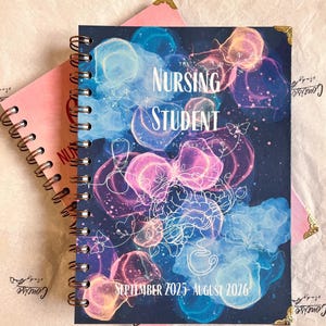 Planner verpleegkunde student: 2025-26 september, A5, gedateerd weekoverzicht | Academisch dagboek/planner voor student verpleegkunde | Cadeau voor verpleegkundige| Beknopt onderzoek