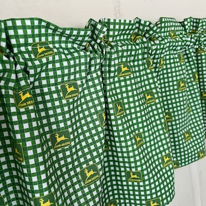ジョンディアの素材を使った12インチ×42インチの飾り布。フラットトップまたはフリルトップをお選びいただけます。新しいギフトに、ホームデコレーションに。とってもキュート。Etsyのお得なセール。カスタムオーダーも承ります。