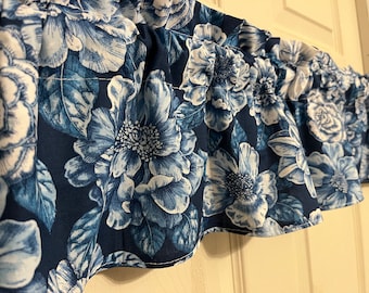 Blauwwitte bloemenvolant. Selecteer maat. Afbeelding is 8 x 42 inch gordijn raamdecoratie woondecoratie cadeau bruiloft keuken woonkamer katoen