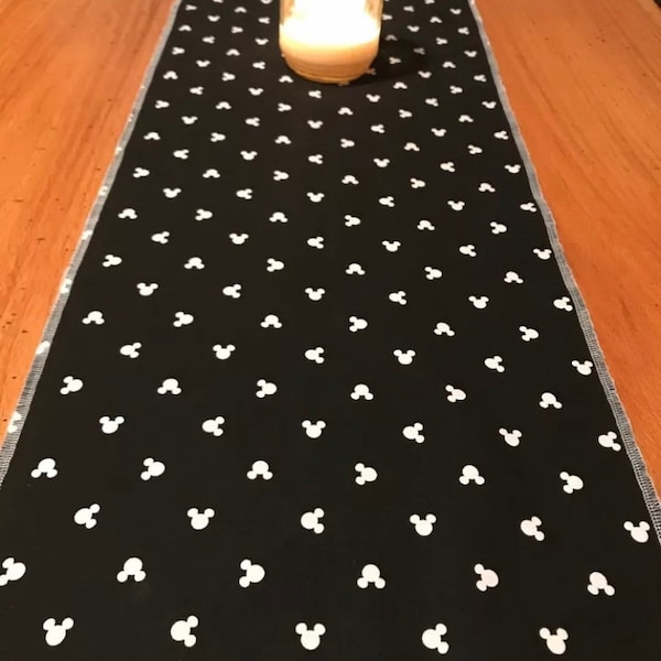 Tapis de 10 po x 42 po. en mickey. Décoration de table mickey noir et blanc. Décoration de table de chevet pour commode. Côtés suspendus. Disney.