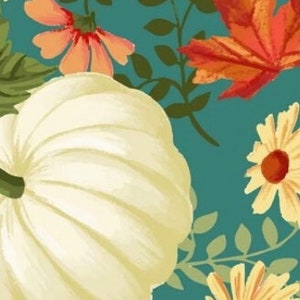 Op de afbeelding: Een patroon op een teal achtergrond met witte en oranje pompoenen, roze, gele en rode bloemen en bruine en gele bladeren. Een herfstachtig, bloemrijk ontwerp.