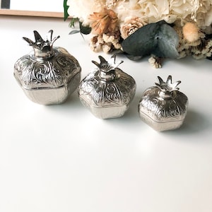 Silver wedding favors for guests, unique wedding favor boxes, engagement party favors, baby shower gifts, elegant wedding decor, pomegranate