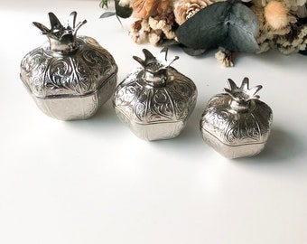 Silver wedding favors for guests, unique wedding favor boxes, engagement party favors, baby shower gifts, elegant wedding decor, pomegranate