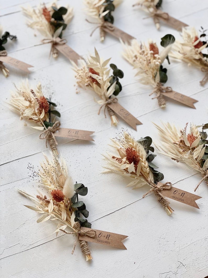 Select 'no tag' for boutonnieres or 'yes tag' for place settings/favors. Tags can be left blank, so you can handwrite your guests name and table number or we can customized the tags with names, dates, and logos.