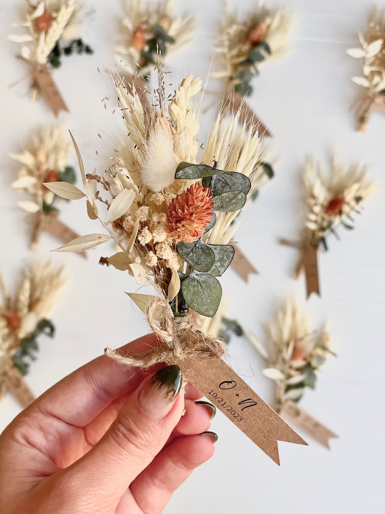 For a rustic boho wedding, adorn your table with our mini dried flower bouquets, offering customizability in colors and flower types.