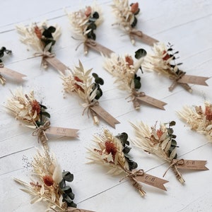 Express your gratitude with our thank you gift, which features a delightful blend of dried flowers, such as burnt orange phalaris, beige bunny tail, dried eucalyptus, gypsophila, German statice, wheat, and pampas grass.