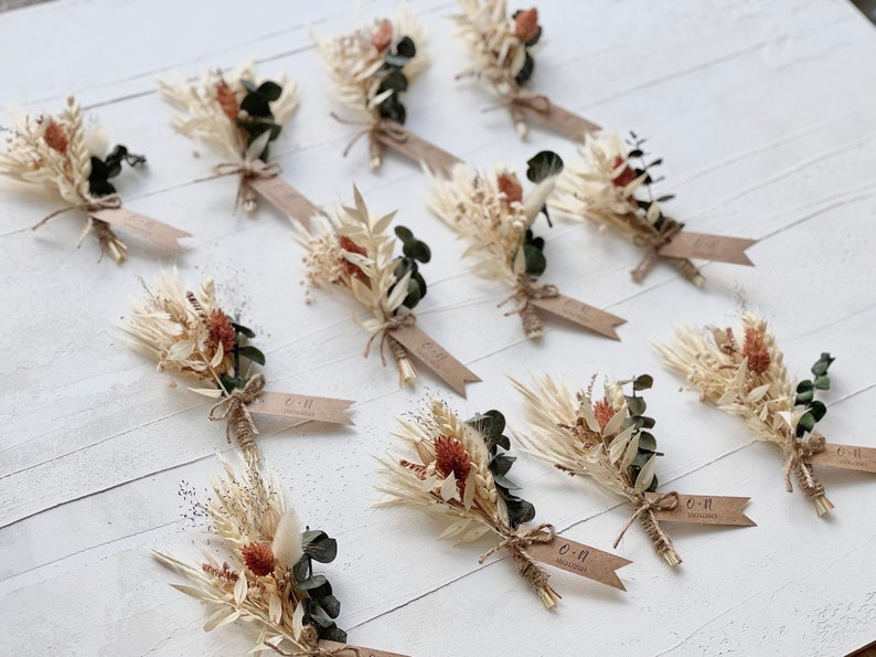 Express your gratitude with our thank you gift, which features a delightful blend of dried flowers, such as burnt orange phalaris, beige bunny tail, dried eucalyptus, gypsophila, German statice, wheat, and pampas grass.