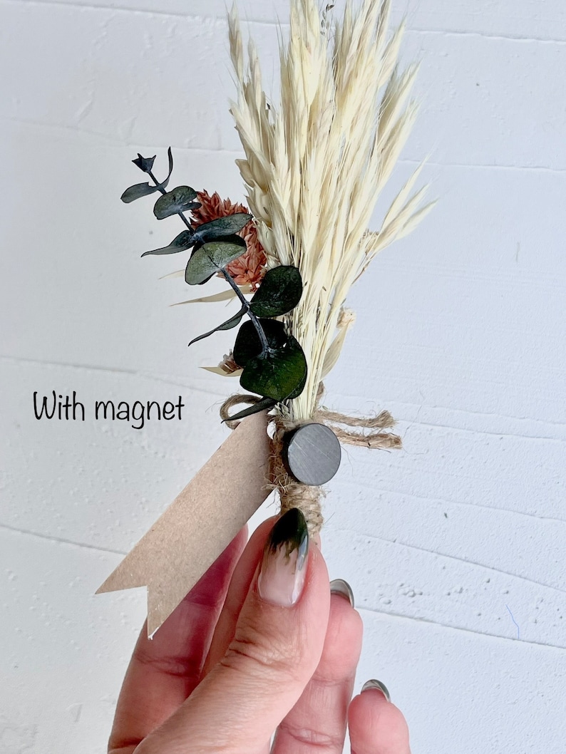 Add your personal touch to the mini dried flower bouquets. 
Customize your mini dried flower bouquet with using "style" dropdown menu. 
1. No Tag&No Magnet
2. No Tag&Yes Magnet
3. Yes Tag&Yes Magnet
4. Yes Tag&Yes Magnet