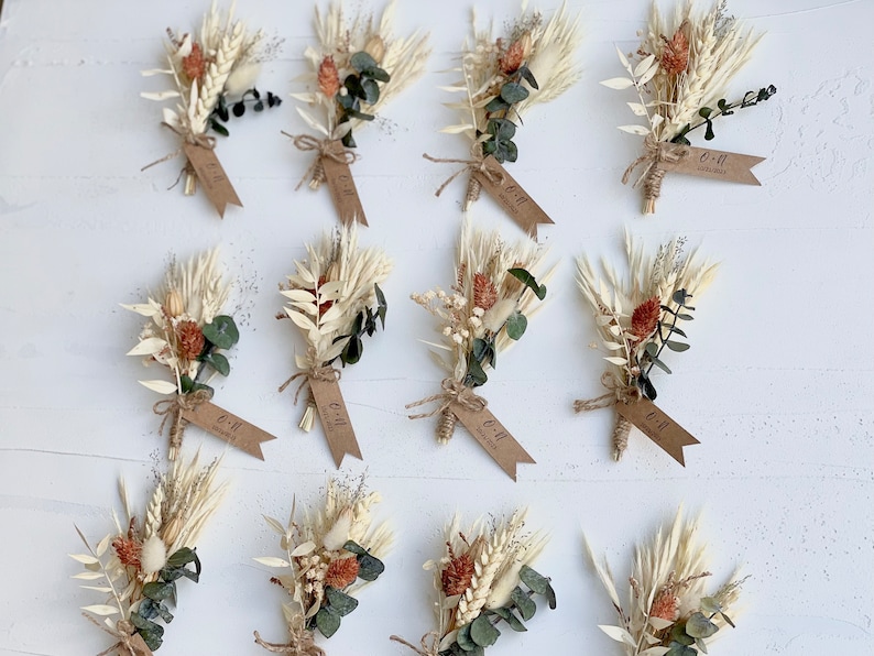 Make your rustic boho wedding unforgettable with our mini bouquets made from real dried flowers. Customize the flower colors and types to suit your style. The beauty of dried flowers lies in their natural irregularity, which adds to their charm.