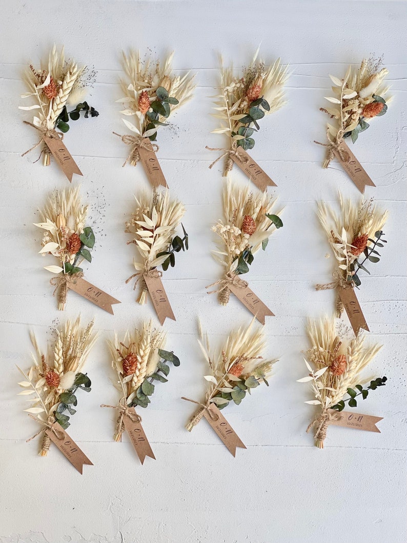 Discover the beauty of real dried flowers in our mini bouquets, perfect for rustic boho weddings. Customize in color and flower types for a unique touch.