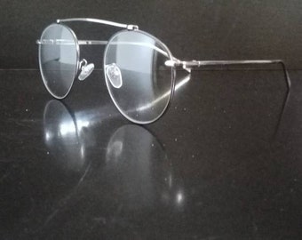 Kleine feine runde Brille aus Metall silberfarben mit schwarzer Oberfläche und mit hohem Steg