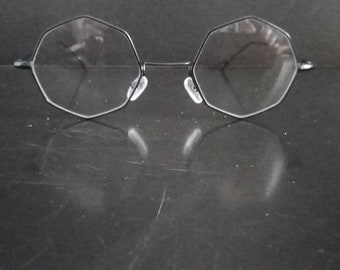 Kleine feine mehreckige Brille aus Metall schwarz