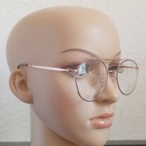 Feine mehreckige Brille aus Metall goldfarben mit schwarzer Oberfläche und Doppelsteg Bild 2