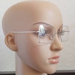Kleine fijne rechthoekige glazen gemaakt van zilver metaal