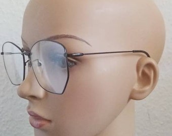 Mittelgroße feine mehreckige Brille aus Metall schwarz matt