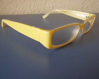 gelbe Acetatbrille mit breiten Bügeln