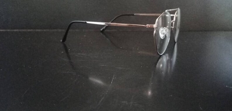 Feine mehreckige Brille aus Metall goldfarben mit schwarzer Oberfläche und Doppelsteg Bild 4