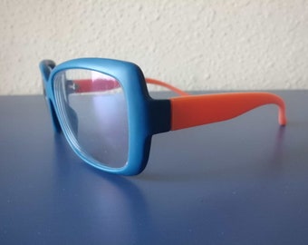 große Kunststoffbrille in dunkelblau-orange