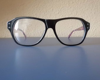 schwarze Kunststoffbrille im Fliegerstil