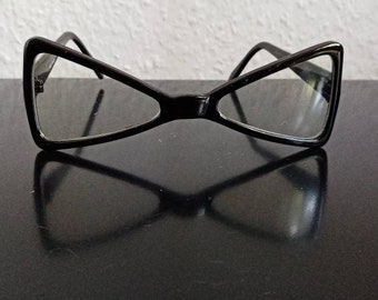 Feine kleine dreieckige markante Acetatbrille schwarz glänzend im butterfly schmetterling stil