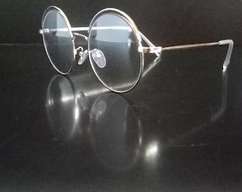 Große runde Brille aus Metall goldfarben mit schwarzer Oberfläche und doppelter Braue
