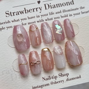 Roze paarse pers op nagels schelp gouden spiegel