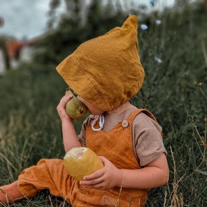 Kleinkind mit Wichtelmütze aus Leinen