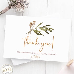 Könnte beinhalten: Eine Dankeskarte mit einem floralen Design, das einen Zweig mit grünen Blättern und braunen Samenkapseln zeigt. Der Text "Danke!" ist in brauner Schrift geschrieben. Der Text "Für das Teilen dieses besonderen Tages mit mir" ist in einer kleineren Schrift unter dem floralen Design geschrieben. Der Name "Charlotte's" ist in einer kleineren Schrift unter dem Text geschrieben.