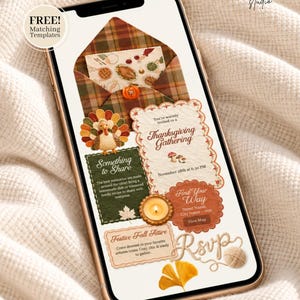Pode incluir: Uma tela de smartphone exibindo um modelo de convite digital de Ação de Graças com um envelope xadrez, uma ilustração de peru, uma vela e texto incluindo Thanksgiving Gathering e RSVP.