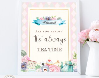 Könnte beinhalten: Ein druckbares Schild mit einem rosa-grauen karierten Hintergrund. Das Schild sagt "Willkommen! Sind Sie bereit? Es ist immer Teezeit." mit floralen Illustrationen und Teetassen.