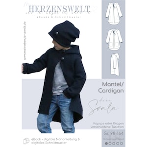 Puede incluir: Un cárdigan negro con capucha, cierre de botones y un diseño largo y fluido. El cárdigan se muestra en un modelo infantil que lleva pantalones vaqueros azules. El texto "Mantel/Cardigan" y "Svala" es visible en la imagen. El texto "Gr. 98-164" indica el rango de tallas del patrón.