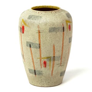Può includere: Un vaso in ceramica beige maculato con un corpo largo e un collo stretto. Il vaso è decorato con linee verticali arancioni e gialle, ovali rossi e rettangoli grigi. Il bordo è di colore giallo chiaro.