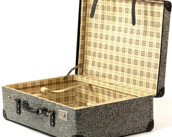 Magnifique valise grise des années 1960 - Panneau rigide RAL | Gris, avec protection des bords, Style Mid-Century, Fibre vulcanisée, RDA, Valise de voyage, Table d'appoint, Coffret de rangement